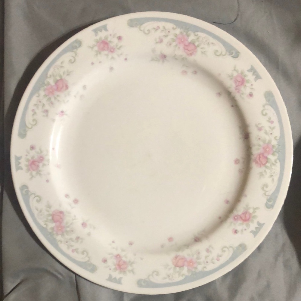Classic Floral Porcelain Dinner Plate - Pink & White